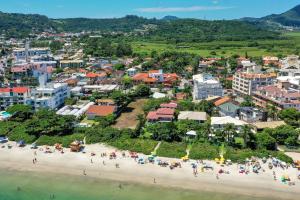 an aerial view of a beach in a city at Apart Carolina in Florianópolis