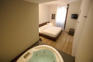 A bed or beds in a room at Hotel Orientale