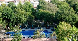 an overhead view of a swimming pool with trees at Fener Motel in Şile