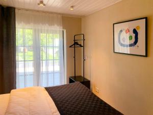 a bedroom with a bed next to a window at Kaluri Villa Külalistemaja in Haapsalu