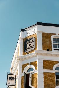 un bâtiment avec une horloge sur son côté dans l'établissement The Bull & Last, à Londres