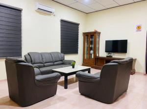 Televisyen dan/atau pusat hiburan di ALOR SENARI HOMESTAY PRIVATE POOL