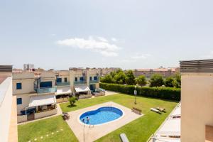 - une vue sur la piscine depuis le balcon d'un bâtiment dans l'établissement Brisa del Delta, à L'Ampolla