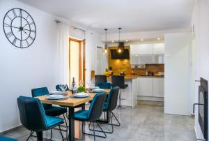 comedor y cocina con mesa y sillas en Apartment David, en Kavran