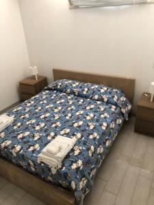 1 dormitorio con 1 cama con edredón azul en Casa di Costanza e Flavia en Punta Secca