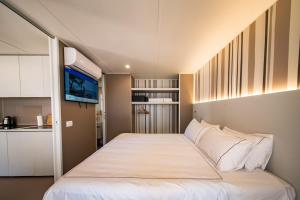 Tempat tidur dalam kamar di Arena Stoja Camping Homes