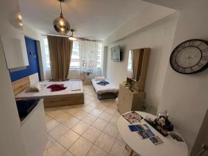 um quarto com duas camas e uma mesa em Jordans rooms 4 em Tessalônica