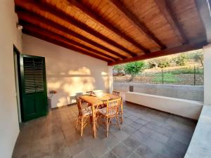 drewniany stół i krzesła na patio w obiekcie RELAIS COUNTRY HOUSE - TERRACE on AEOLIAN ISLANDS w mieście Acquedolci