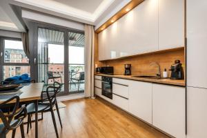 Kuchnia lub aneks kuchenny w obiekcie Uroczy Apartament No1 w ,, SERCU Starego Miasta Wyspa Spichrzów,,