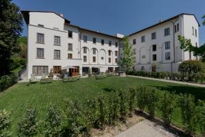 ein großes weißes Gebäude mit einem Garten davor in der Unterkunft Villa Neroli in Florenz