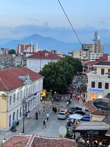 un grupo de personas caminando por una calle de la ciudad en Pedestrian Street Center Apartment, en Shkodër