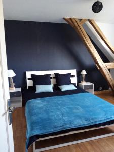 Grand Gîte du Coudray : غرفة نوم بسرير كبير مع شراشف زرقاء