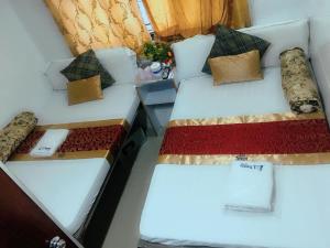 Un pat sau paturi într-o cameră la Om Guest House