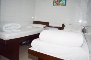 Un pat sau paturi într-o cameră la Om Guest House