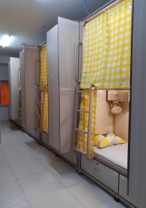 Ett badrum på Abuzz OxfordCaps, Genome Valley Hyderabad