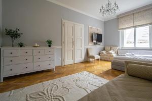 - une chambre avec un lit et une commode dans l'établissement Luxury Central 150m2 Apartment on Wencelas Square with Private Garage, à Prague