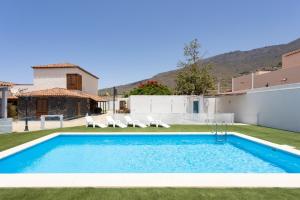 アデへにあるCasa La Rueda with poolの家のある庭のスイミングプール