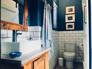 Bilik mandi di The Warren @White.Rabbit.House +14 gambar