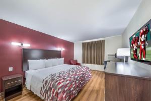 Postel nebo postele na pokoji v ubytování Red Roof Inn & Suites Denton