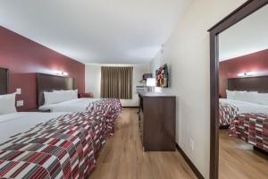 Postel nebo postele na pokoji v ubytování Red Roof Inn & Suites Denton