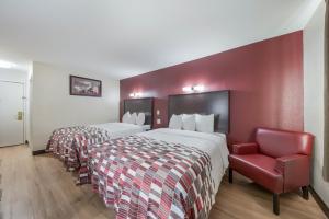 Postel nebo postele na pokoji v ubytování Red Roof Inn & Suites Denton