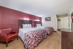 Postel nebo postele na pokoji v ubytování Red Roof Inn & Suites Denton