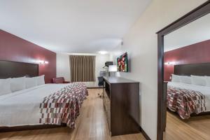 Postel nebo postele na pokoji v ubytování Red Roof Inn & Suites Denton