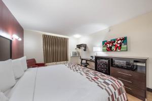 Postel nebo postele na pokoji v ubytování Red Roof Inn & Suites Denton