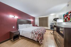 Postel nebo postele na pokoji v ubytování Red Roof Inn & Suites Denton