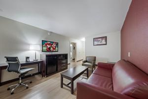 TV a/nebo společenská místnost v ubytování Red Roof Inn & Suites Denton