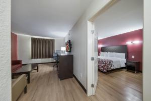 Postel nebo postele na pokoji v ubytování Red Roof Inn & Suites Denton