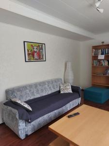 un soggiorno con divano e tavolo di Apartment with sauna in Harjavalta, free WIFI a Harjavalta