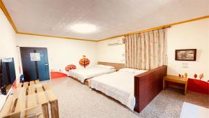 小琉球的住宿－大峰民宿，一间卧室配有两张床和一张桌子
