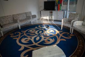 um quarto com um tapete azul no chão em Marin Hotel em Kemer