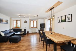sala de estar con mesa y sofá en Haus Kohlpointner, en Oberwössen