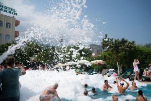 Bazén v ubytování Marin Hotel nebo v jeho okolí