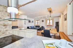 cocina y sala de estar con mesa y comedor en Haus Kohlpointner, en Oberwössen