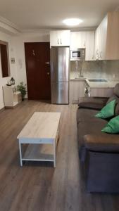 sala de estar con sofá y mesa de centro en vacaciones en pineda con 2 piscinas, playa a 5 min, en La Pineda