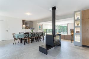 une cuisine et une salle à manger avec une cheminée dans une maison dans l'établissement Le Refuge Marin - Gîte familial au bord de mer, à Lamballe