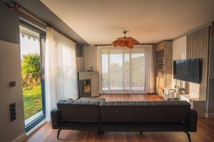 sala de estar con sofá y ventana grande en Blacksea Dream House en Trabzon