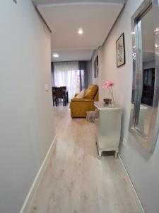 ein Wohnzimmer mit Couch und Tisch in der Unterkunft Bonito piso Villafria in Oviedo