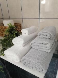 a pile of towels on a shelf in a bathroom at Apartman Kolubara 14 in Valjevo +19 photos