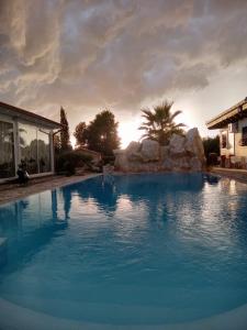 una grande piscina in un cortile posteriore di Residenza Nosy Be a Palombara Sabina