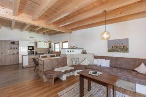 a living room with a couch and a table at Gästehaus Waltraud in Längenfeld