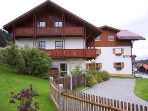 ein großes Haus mit einem Zaun davor in der Unterkunft Ferienwohnung Piller in Hohenau