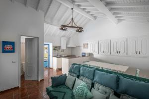 Il comprend un salon avec un canapé et une cuisine. dans l'établissement T Monte, à Porto Covo