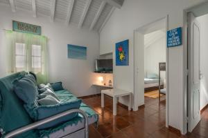 - un salon avec un canapé et une chambre dans l'établissement T Monte, à Porto Covo
