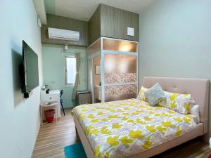 une chambre avec un lit et une télévision dans l'établissement ShinYuan BNB, à Chaozhou
