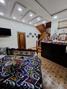 una habitación con una cama con una alfombra colorida en OLD CITADEL with Terace, en Bukhara