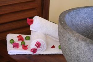 un asciugamano con dei fiori su una sedia di Hôtel **** Palissandre Côte Ouest a Morondava